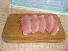 2. Мясо нарезают на порционные куски поперек волокон, шириной не более 1 см.