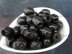 5. Открываем банку маслин, сливаем жидкость – они готовы к добавлению в салат.