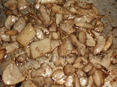 3. На сковороду наливаем немного растительного масла и обжариваем грибы 5 минут, добавляем соль, перец. 