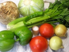1. Кроме обязательных капусты и сельдерея, берут зрелые томаты, лук, перцы – предпочтительно зеленого цвета, специи.