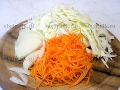 2. Капусту шинкуют, морковь трут на крупной терке, лук режут перьями или кубиками.