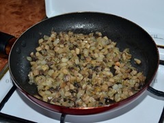 7. Обжарить грибы и лук до готовности на подсолнечном масле. 