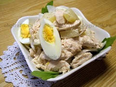 7. Раскладывают готовый салат с курицей и ананасом на веточки любимой зелени.