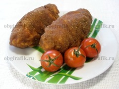 8. Готовую киевскую котлету подают со свежими овощами и/или гарниром, например, картофельным пюре.