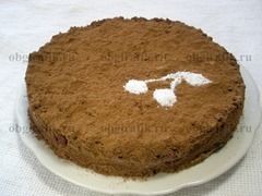 11. Готовый торт черный принц густо присыпают какао-порошком и декорируют сахарной пудрой, например, нанося тематический трафаретный рисунок.