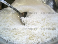 2. Сахар смешивают с кокосовой стружкой.