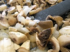 2. Мелко нарезав, лук и грибы обжаривают на растительном масле, солят, перчат, доводят до испарения жидкости.