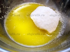 2. В растопленное масло бросают сахар.