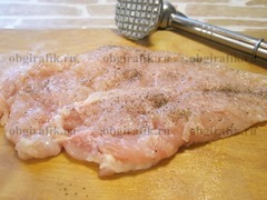 2. Мясо курицы отбивают, солят, перчат.