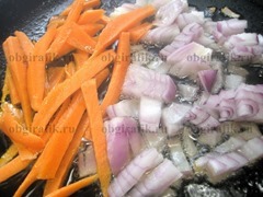 3. Нарезанные соломкой морковь и небольшими кубиками репчатый лук обжарить на растительном масле 3-4 минуты.