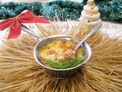 7. Готовый грибной жульен украшают свежей зеленью и подают к новогоднему столу сразу же – в горячем виде.