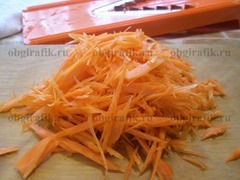 2. Очищенную морковь нарезают тонкой соломкой.