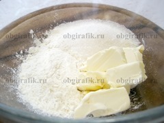 3. Для штрейзеля смешивают сливочное масло, 30 г муки и 30 г сахара.