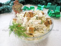 9. Переложив салат Курица с сухариками в презентационную емкость и украсив зеленью, подают к новогоднему столу.