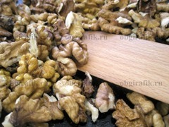 2. Орехи, чтобы раскрыть аромат, подсушивают 1-2 минуты на сковороде.