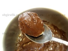 7. Черный шоколад растапливают на водяной бане, добавив 40 мл воды. Каждую заготовку погружают в шоколад.