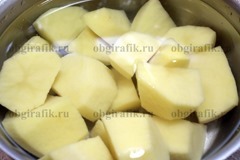 2. Очищенный картофель отваривают традиционным способом.