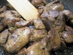 4. Куриную печень, сдобрив солью и черным молотым перцем обжаривают на растительном масле до испарения жидкости.