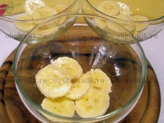 2. На дно порционных креманок/бокалов выкладывают круги банана.