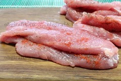 2. Мясо нарезают на порционные куски, вдоль прорезают отверстие для начинки, со всех сторон солят, перчат.