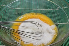 2. Желтки растирают с половиной нормы сахара и ванильным сахаром.