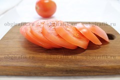 2. Вымыв, осушив, томаты нарезают кругами.