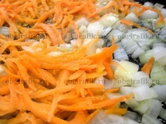 3. На растительном масле обжаривают морковь и лук.