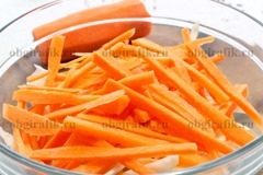 3. Также шинкуют морковь.