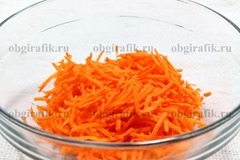 3. Морковь натирают крупной стружкой.