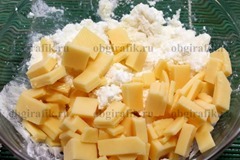 3. Добавляют крупные пластины твердого сыра, при желании горсть ягод – перемешивают.