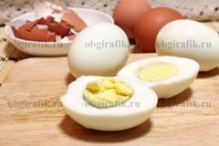 3. Яйца отваривают вкрутую, очищают, разрезают пополам.