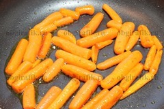 3. Затем – морковь. Также перекладывают в форму.