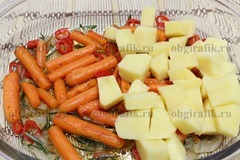 4. Слой обжаренных овощей покрывают нарезанным кубиками картофелем.