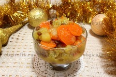 6. Подают новогодний цимес из моркови, яблок и изюма, разложив по порционным креманкам.