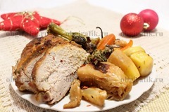 6. К новогоднему столу подают свинину, запеченную с овощами в рукаве, предварительно нарезав мясо не слишком тонкими ломтями.