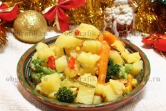 8. Добавив капусту и перемешав, рагу из овощей выкладывают в тарелку и подают горячим к новогоднему столу.