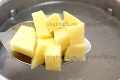 6. В бульон бросают кубиками нарезанный картофель.