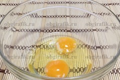 2. Яйца растирают с солью и медом.