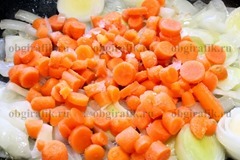 3. Бросают морковь, продолжая обжаривание.