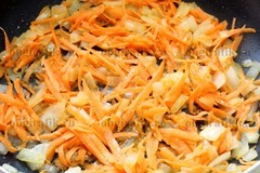 3. Обжаривают на растительном масле лук и морковь.
