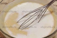 5. Вводят остатки молока – замешивают однородное, жидкое тесто.