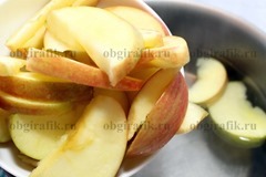 2. В закипевшую воду бросить нарезанные дольками и очищенные от семян яблоки.