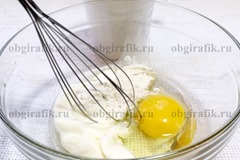 2. Яйцо, соль, сметану (или майонез) взбить, всыпая муку, замесить вязкое тесто. Консистенция близка к сметанной или тесту для оладьев.