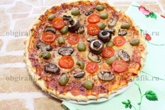 5. Подавать пиццу с грибами, разрезав на порционные сегменты.