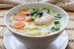 9. Бросив чеснок и зелень, сырный суп с курицей разливают по порционным формам/тарелкам.