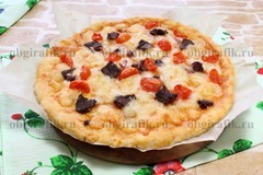9. Горячую деревенскую пиццу слегка остудить и нарезать на порционные сегменты.