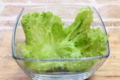 3. В емкость выложить разорванные листья салата.