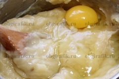 4. Вбивать по одному яйцу – замесить глянцевое, эластичное тесто.