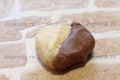5. Отрывая по кускам с орех, светлое тесто соединить с шоколадным.