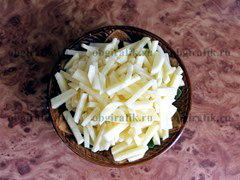 2. Картофель почистить и нарезать тонкой соломкой или небольшими продолговатыми брусочками. 